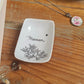Coupelle à bijoux rectangle en porcelaine - décor "Maman" Feuillage peint à la main