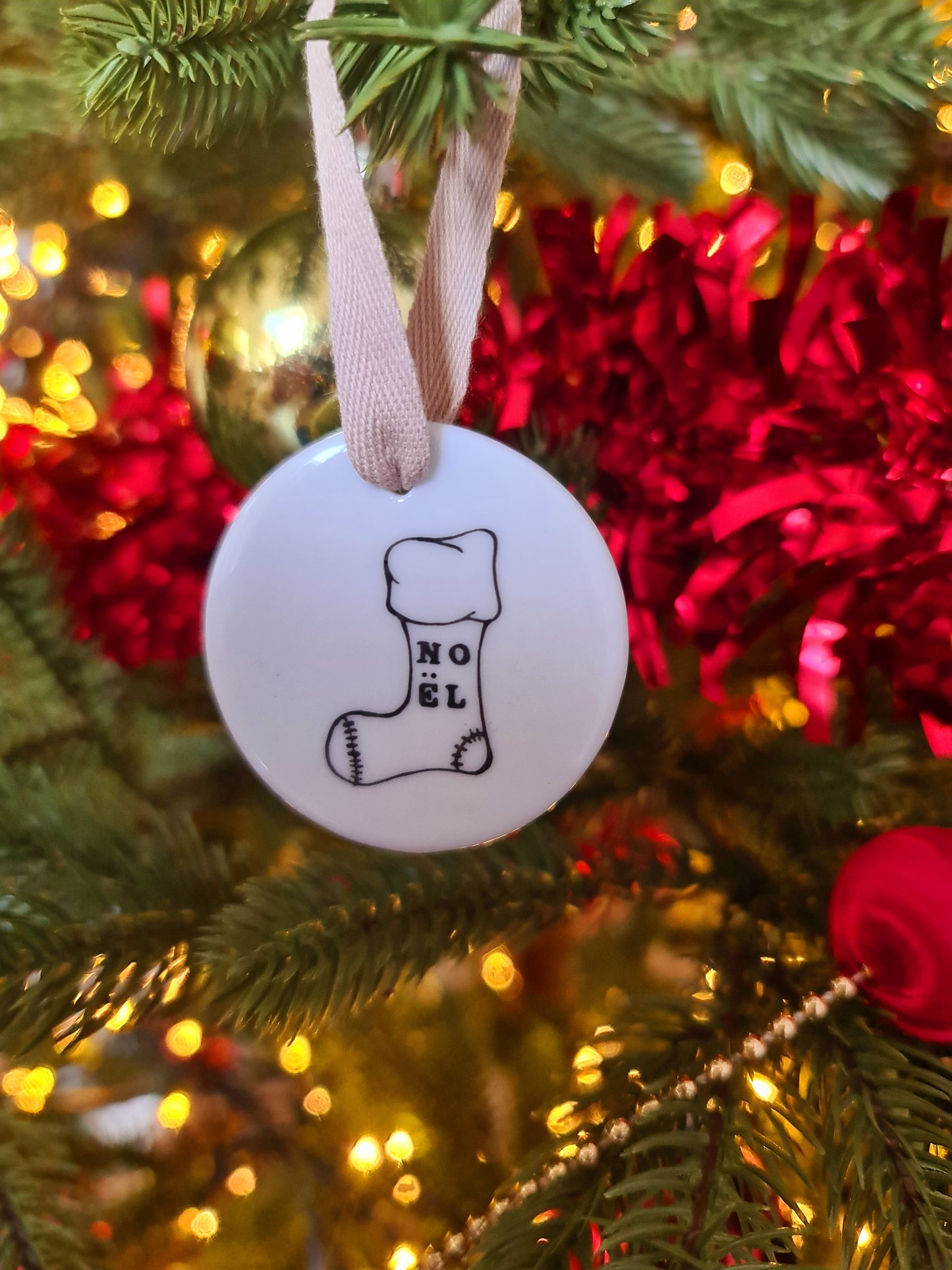 Médaillon rond en porcelaine - décor Chaussette NOËL peint à la main