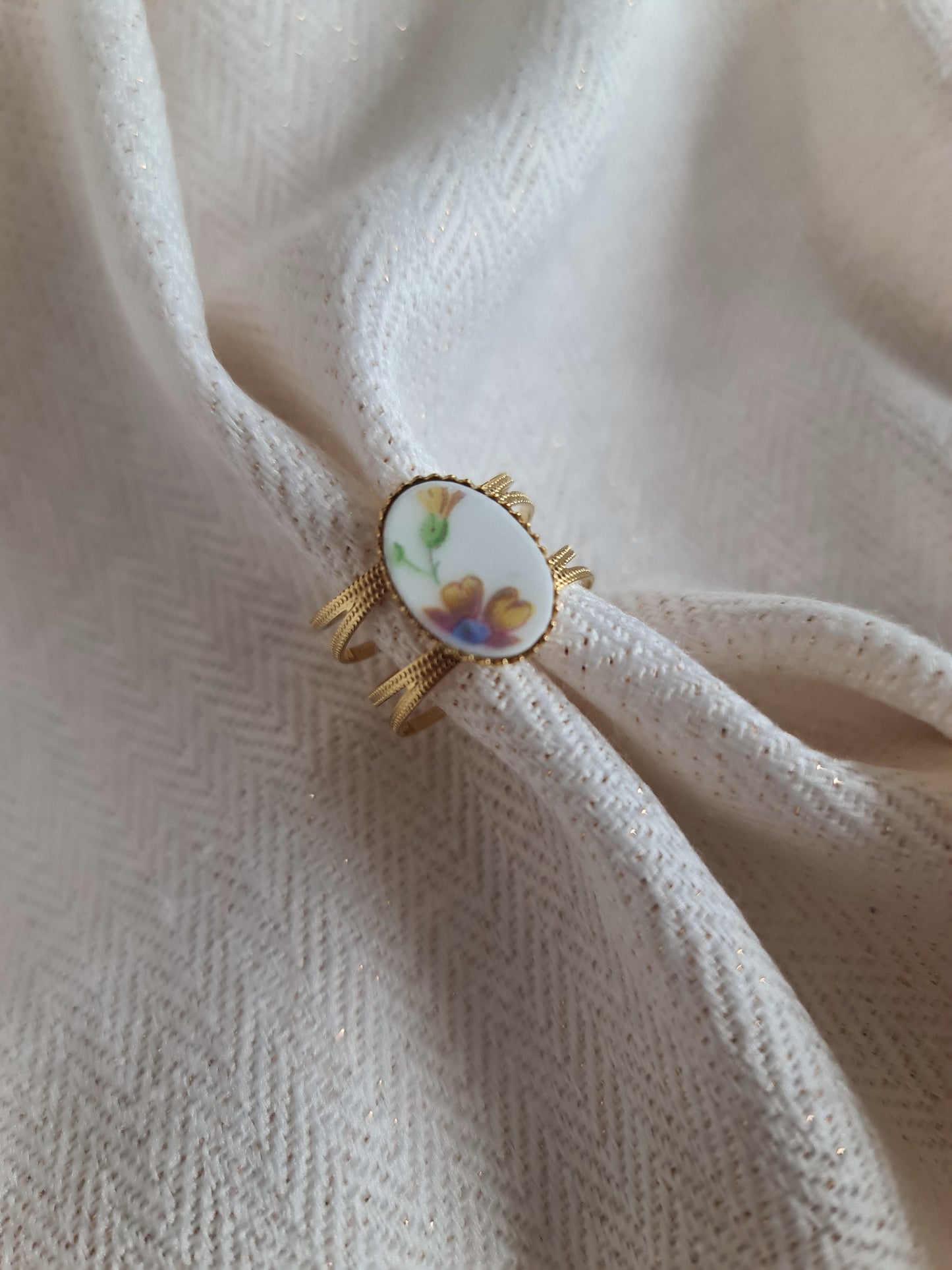 Bague large en Acier inoxydable doré - décorée à partir de vaisselle - Fleurs jaunes