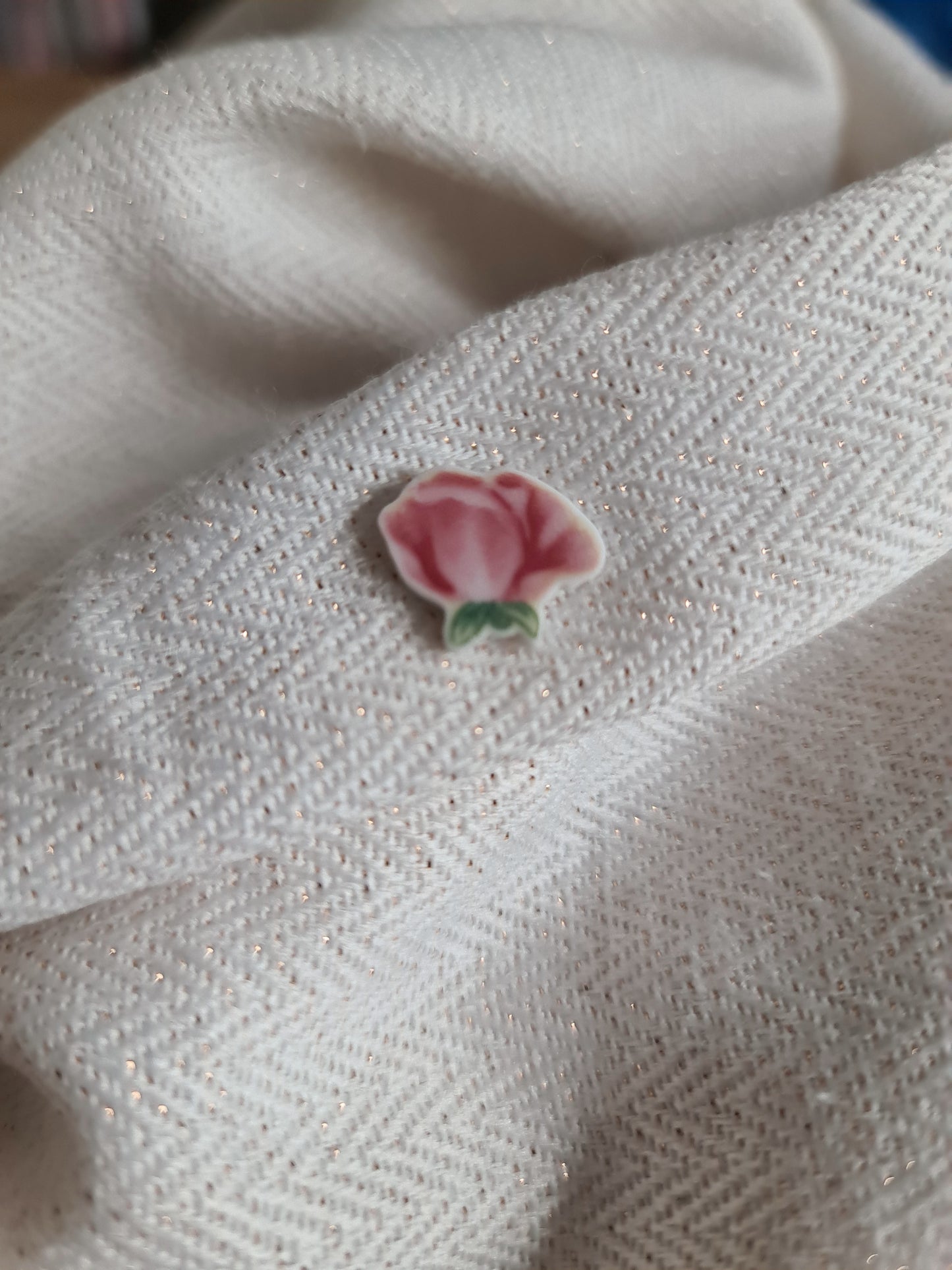 Pin's en Fer rhodié - décoré à partir de vaisselle - Forme fleur - Moyenne rose