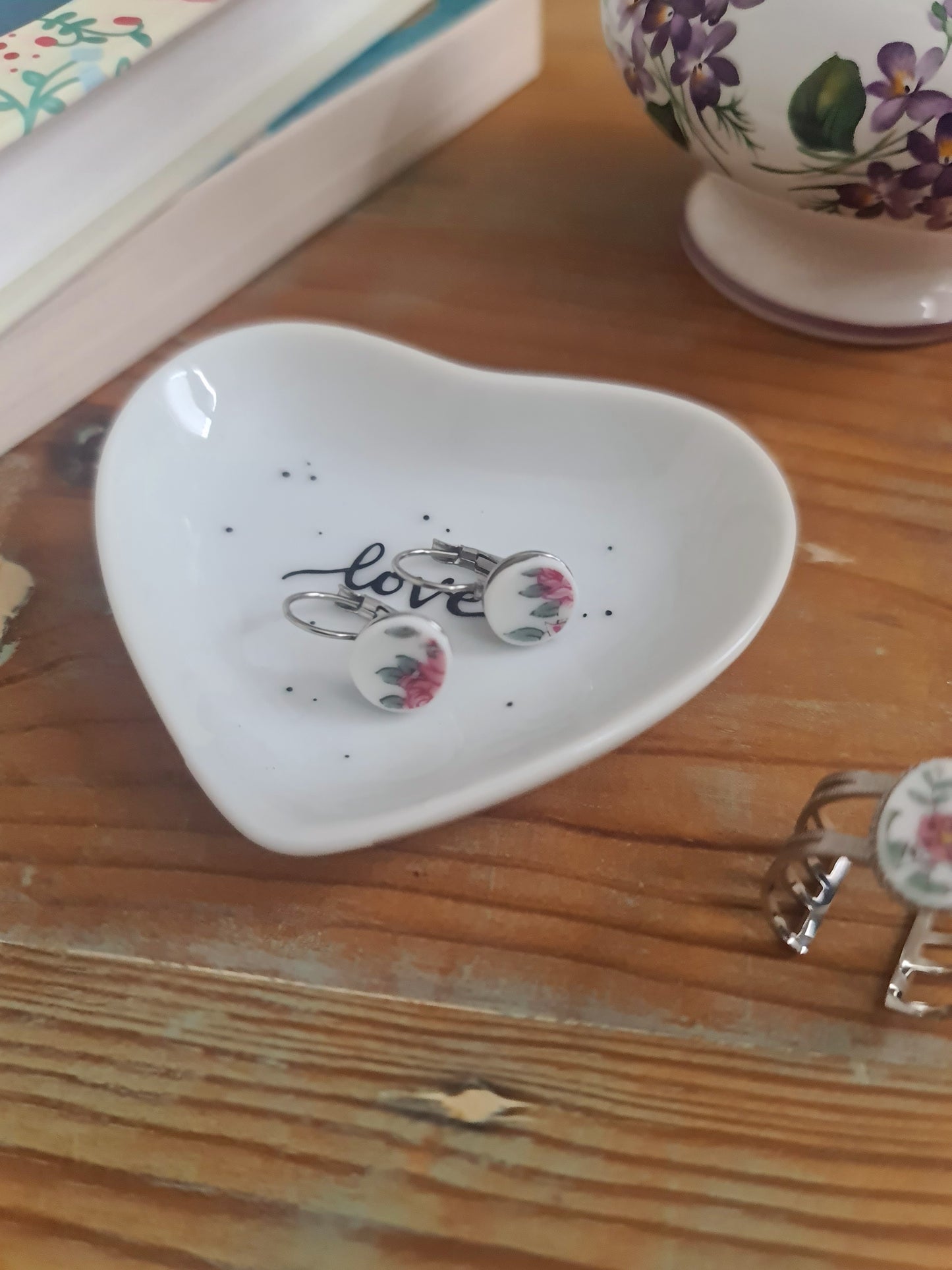 Boucles d'oreilles dormeuses en acier inoxydable - décorées avec un morceau de vaisselle surcyclé - Petites fleurs roses