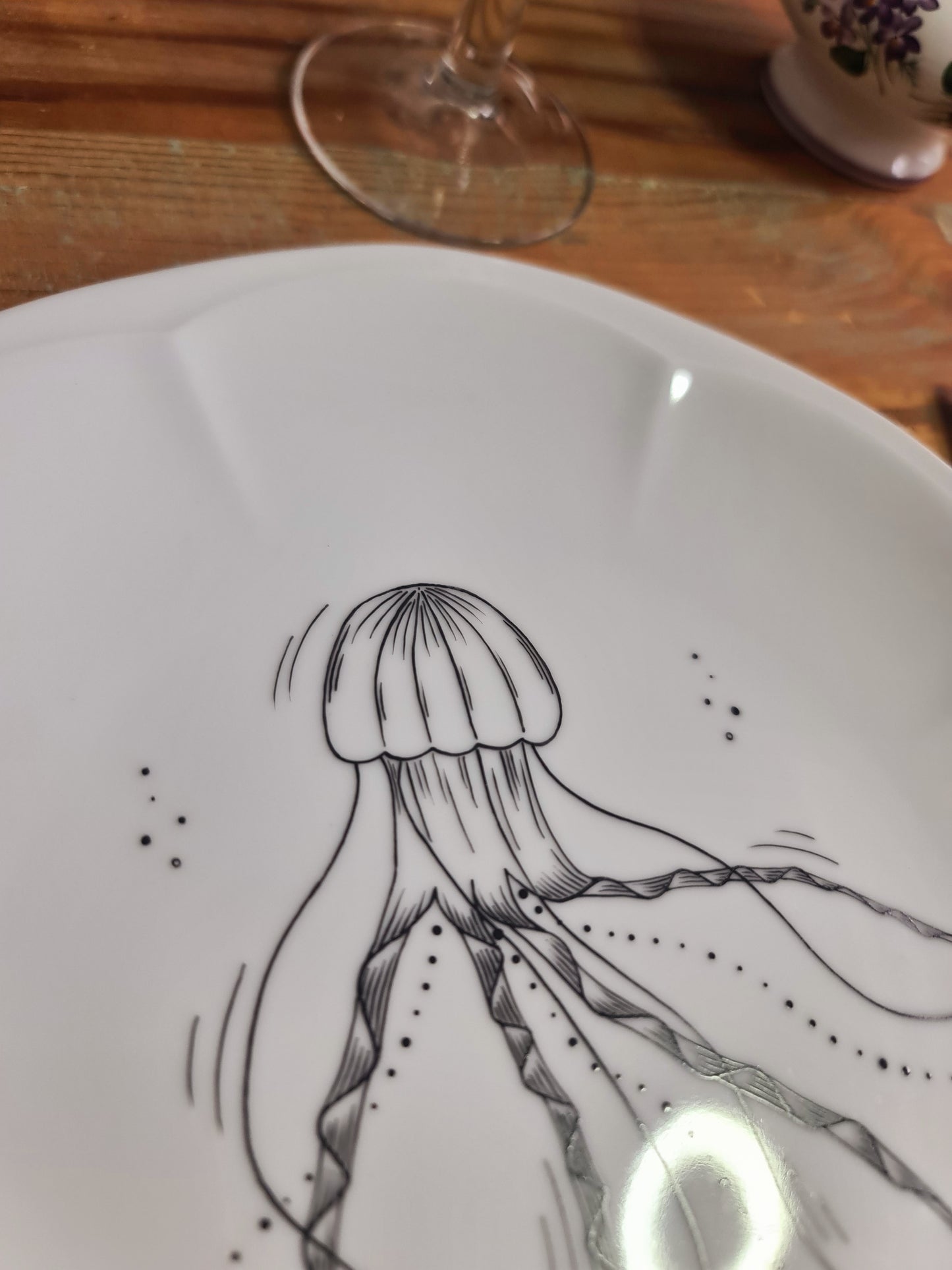 Assiette en porcelaine - décor méduse peint à la main
