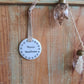 Médaillon rond en porcelaine - décor Merci Maîtresse petites fleurs peint à la main