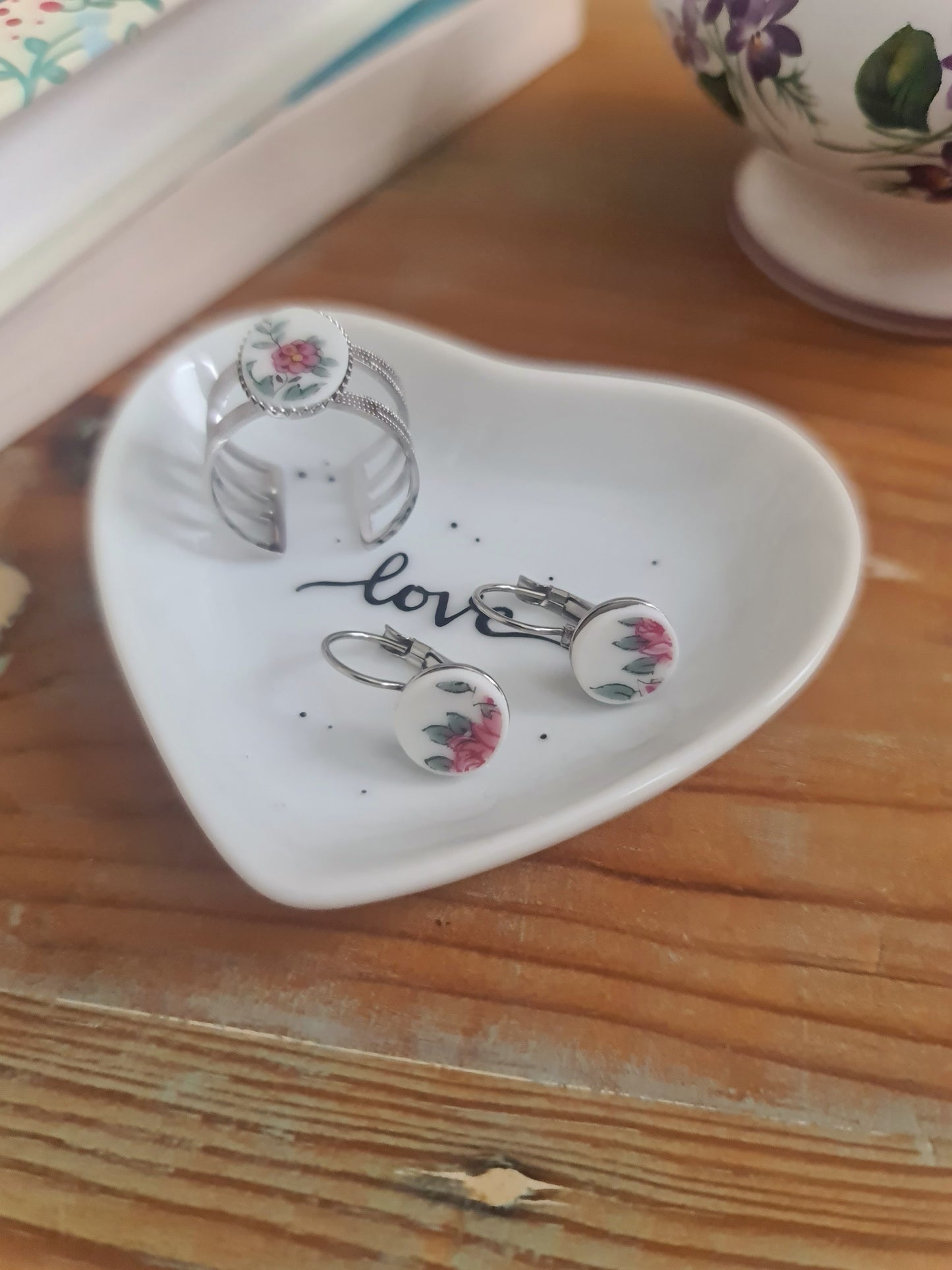 Boucles d'oreilles dormeuses en acier inoxydable - décorées avec un morceau de vaisselle surcyclé - Petites fleurs roses