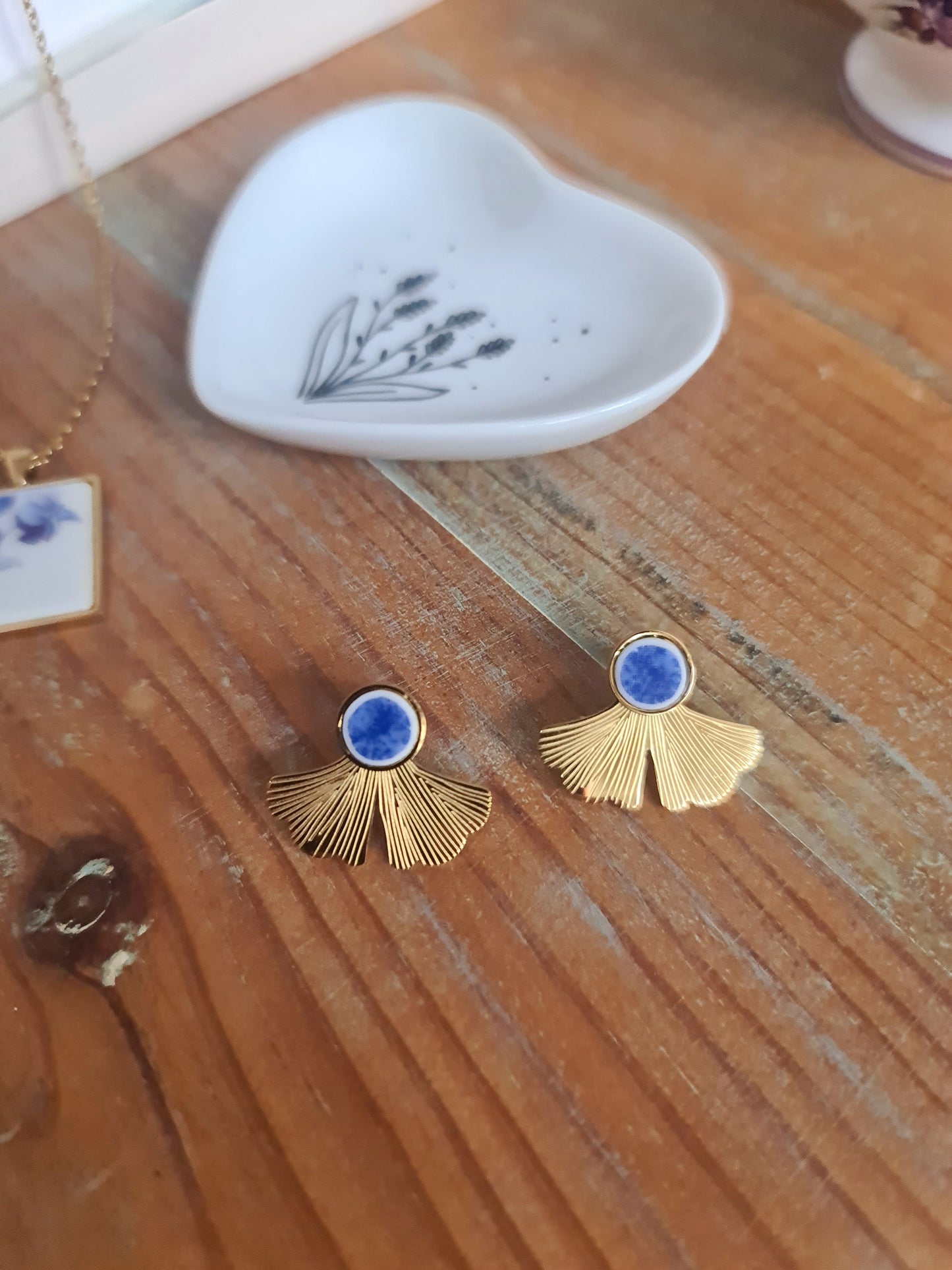 Boucles d'oreilles ginkgo en acier inoxydable doré - décorées avec un morceau de vaisselle surcyclé - Bleues