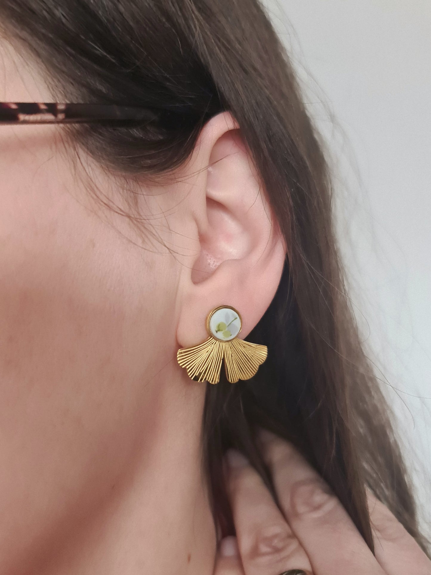 Boucles d'oreilles ginkgo en acier inoxydable doré - décorées avec un morceau de vaisselle surcyclé - Fleurs vertes