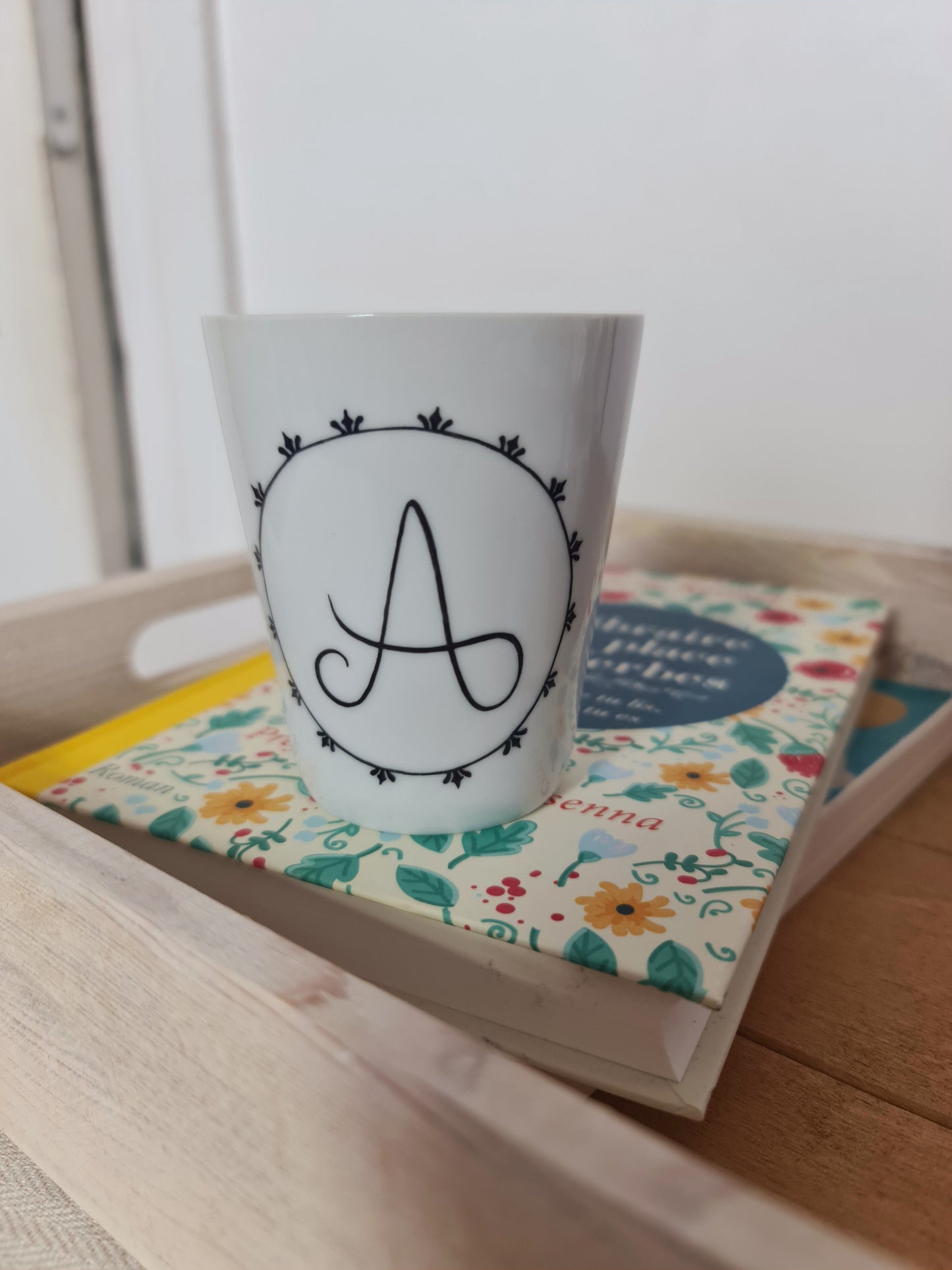 Gobelet en porcelaine - décor Couronne Initiale "A" peint à la main