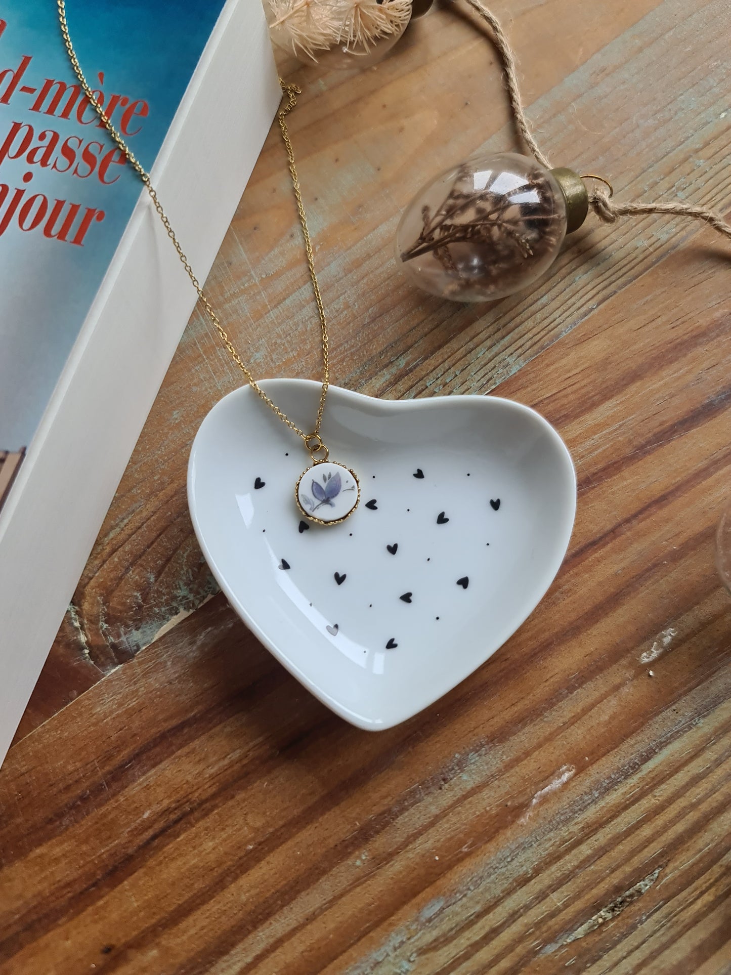 Collier rond couronne en acier inoxydable doré - décoré avec un morceau de vaisselle surcyclé - Feuillage bleu gris