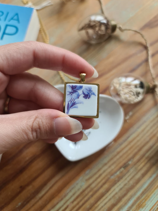 Collier carré en acier inoxydable doré - décoré avec un morceau de vaisselle surcyclé - Fleurs bleues