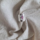Bague martelée en Laiton Placage Argent Fin - décorée à partir de vaisselle - Fleur aubergine et blanche