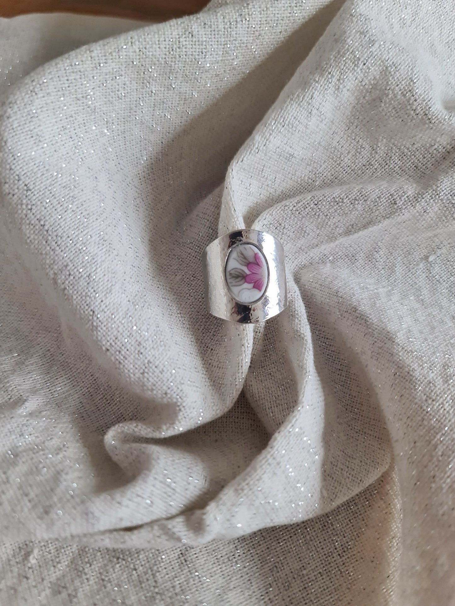 Bague martelée en Laiton Placage Argent Fin - décorée à partir de vaisselle - Fleur aubergine et blanche
