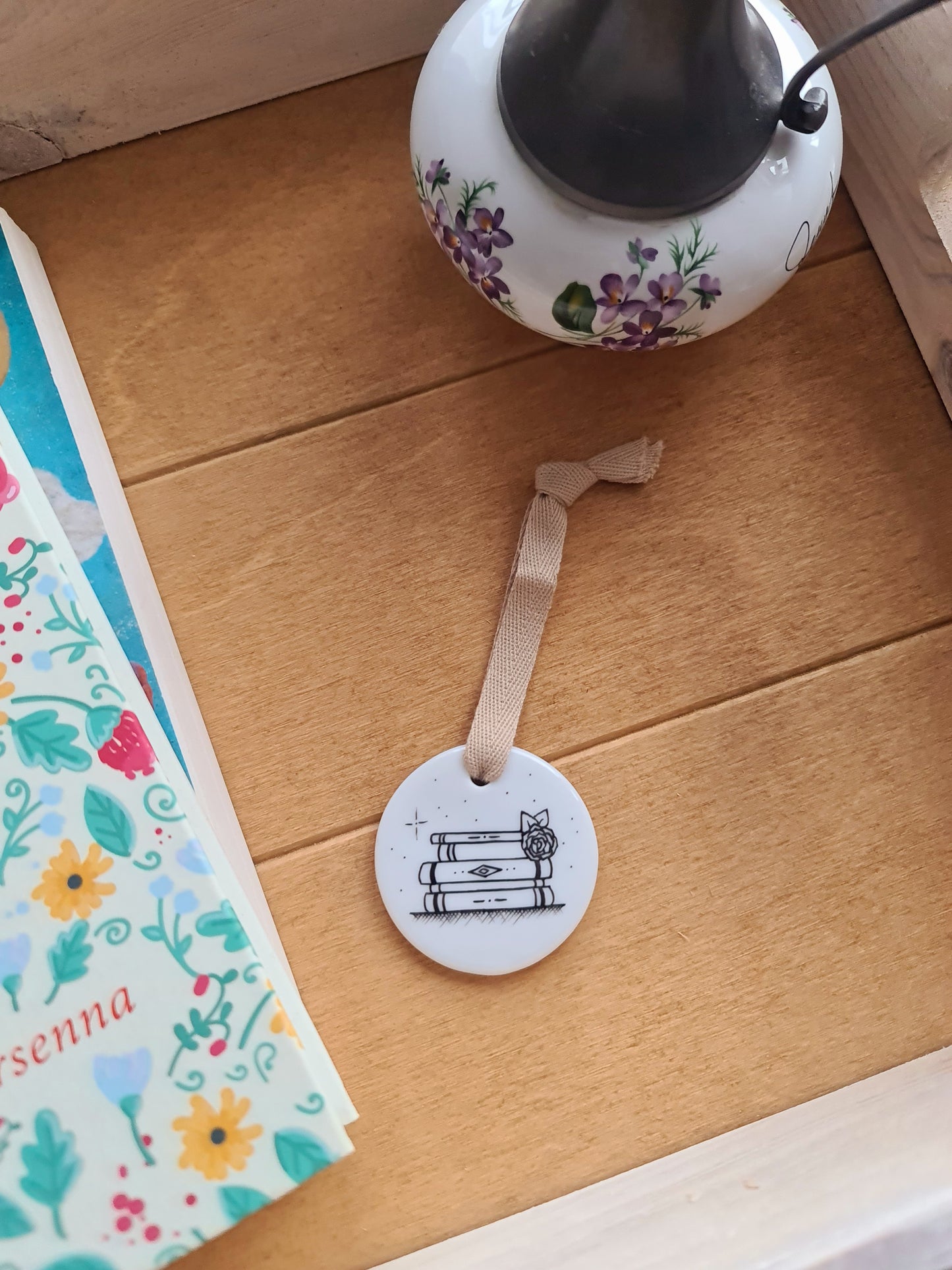 Médaillon rond en porcelaine - décor Pile de livres peint à la main