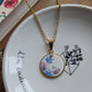 Collier rond en acier inoxydable doré - décoré avec un morceau de vaisselle surcyclé - Fleurs Bleues et parmes