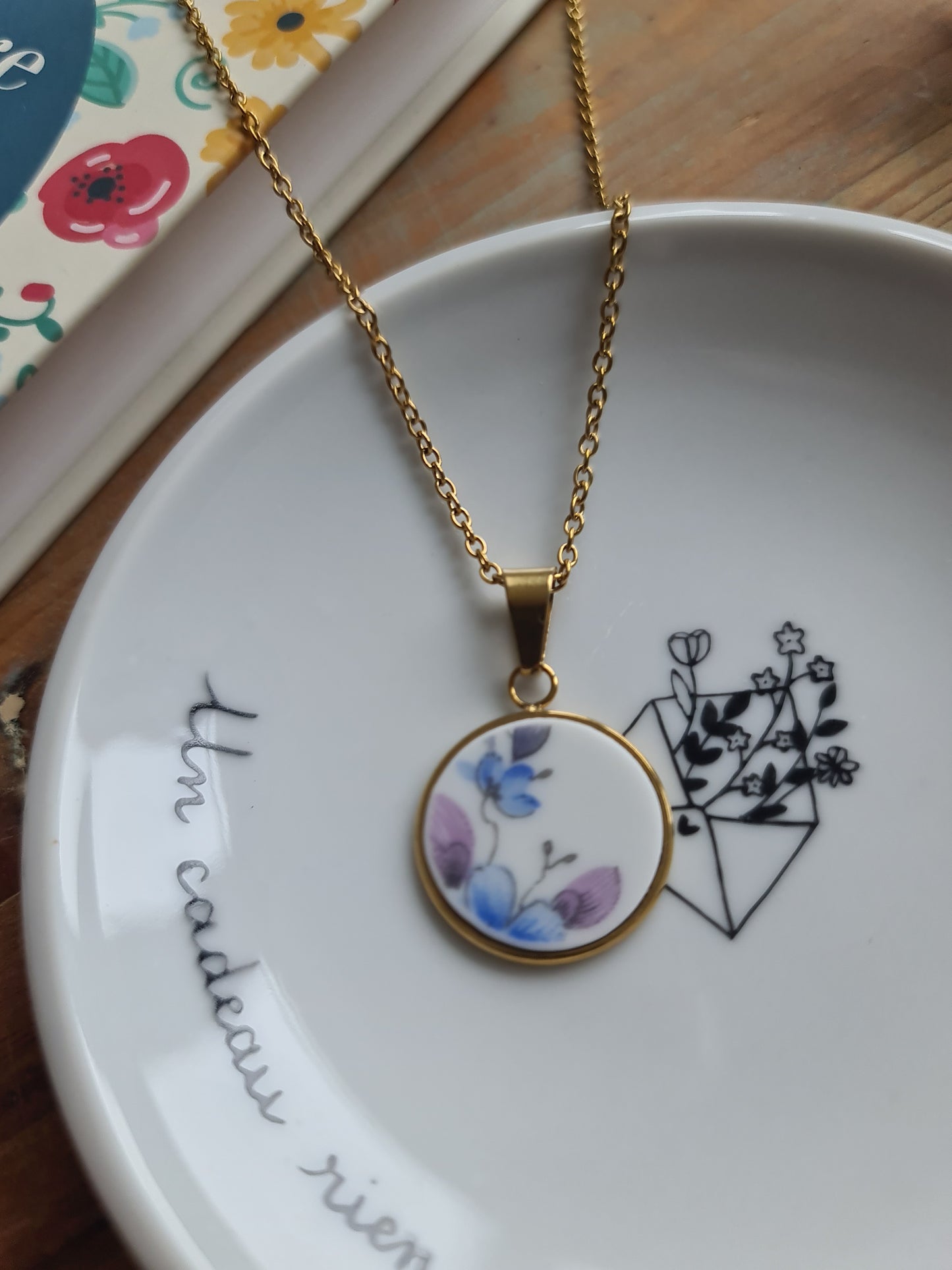 Collier rond en acier inoxydable doré - décoré avec un morceau de vaisselle surcyclé - Fleurs Bleues et parmes