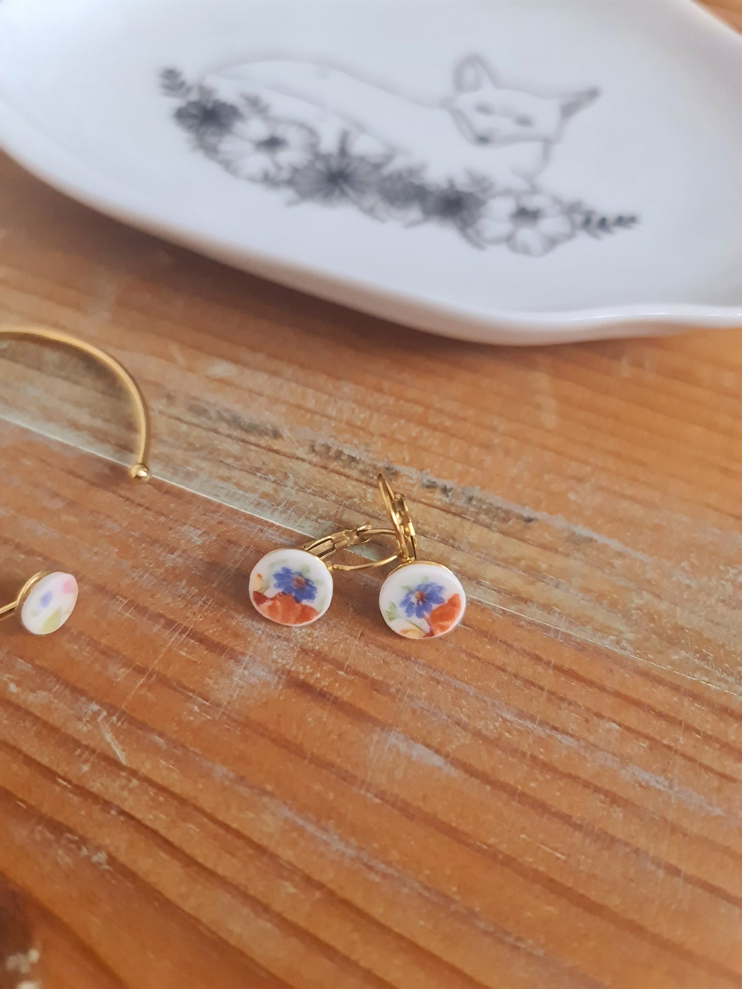 Boucles d'oreilles dormeuses en acier inoxydable doré - décorées avec un morceau de vaisselle surcyclé - Bouquet de fleurs