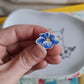 Pin's en Laiton Doré à l'Or Fin - décoré à partir de vaisselle - Forme fleur - Fleur bleue