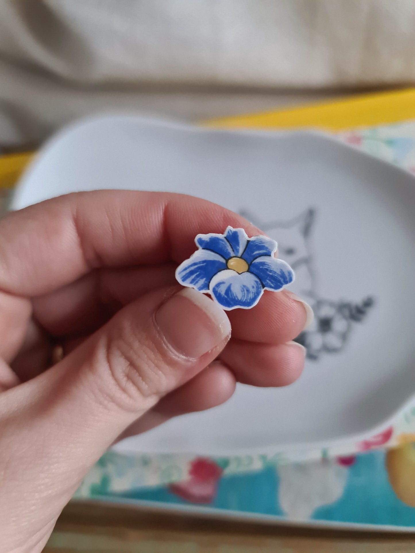 Pin's en Laiton Doré à l'Or Fin - décoré à partir de vaisselle - Forme fleur - Fleur bleue