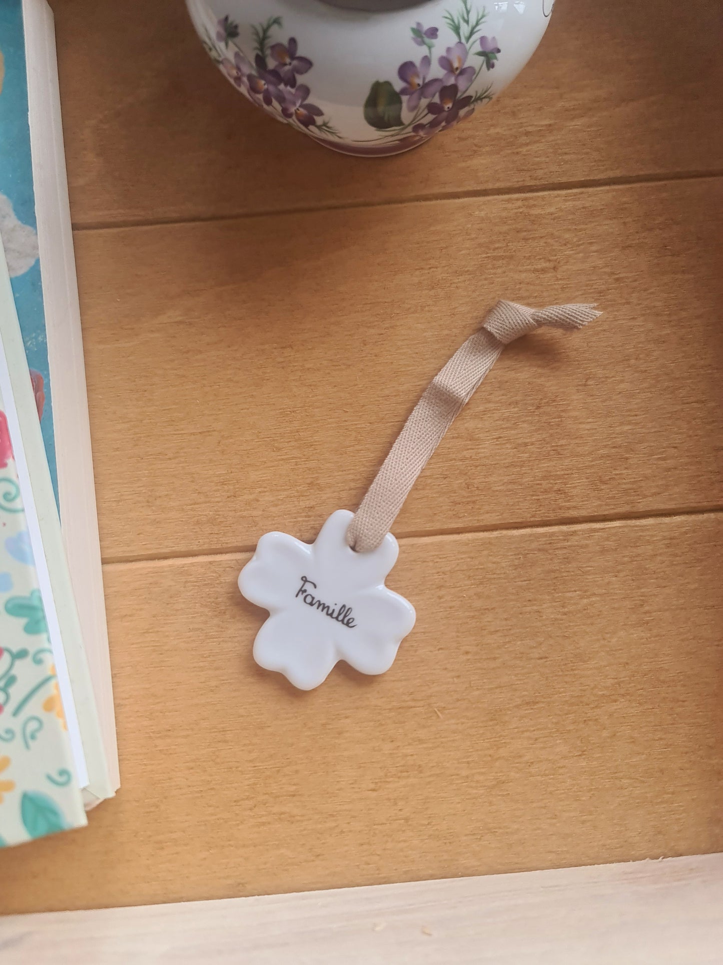 Médaillon trèfle en porcelaine - décor Mot Famille peint à la main