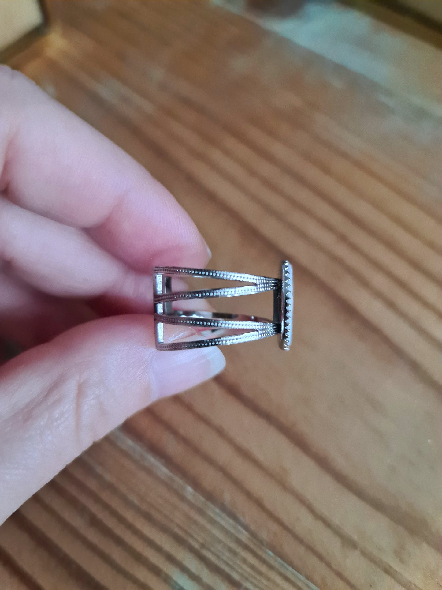 Bague large en Acier inoxydable - décorée à partir de vaisselle - Petite fleur rose
