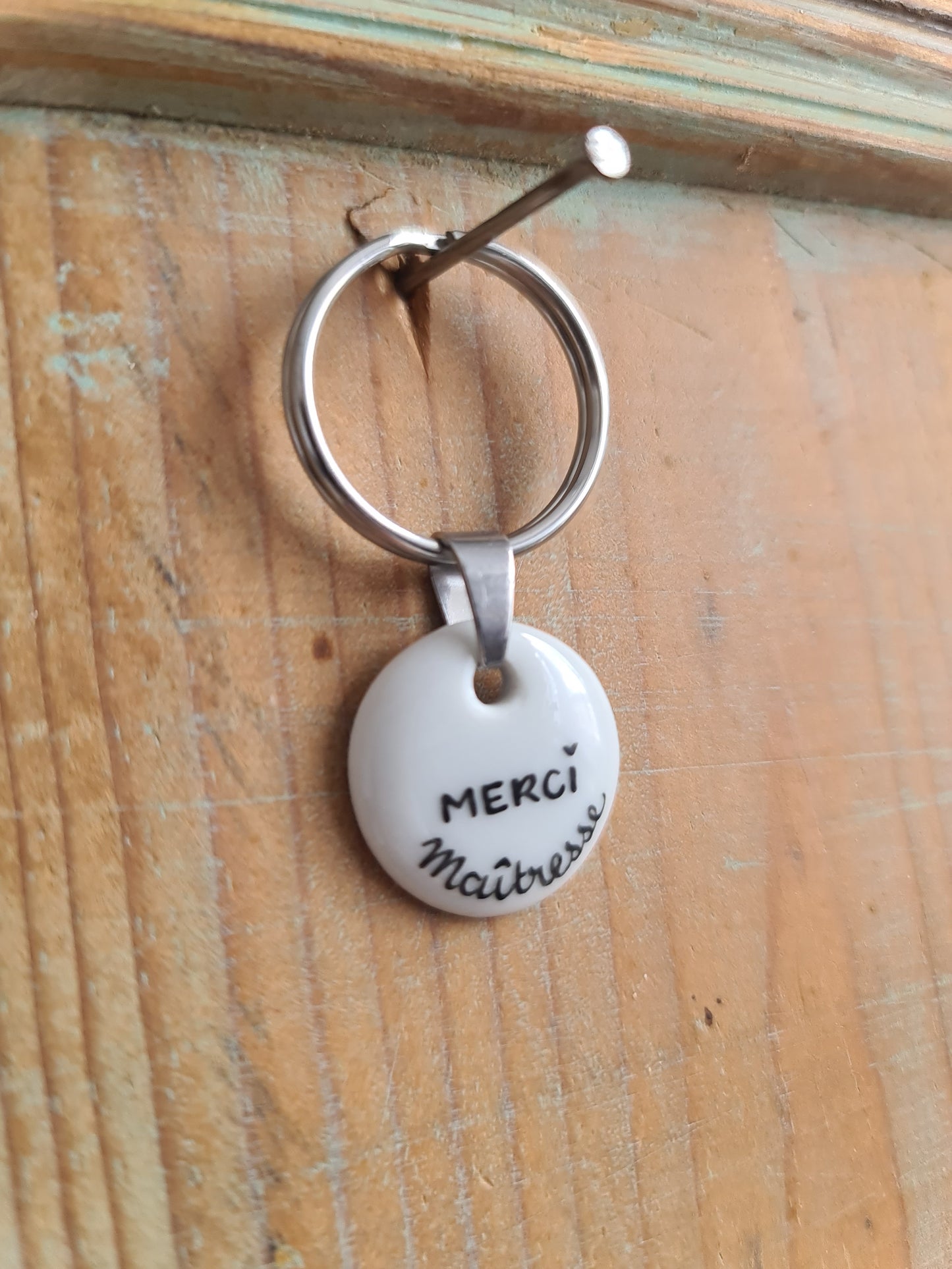 Porte-clés bélière - décor Merci Maîtresse peint à la main