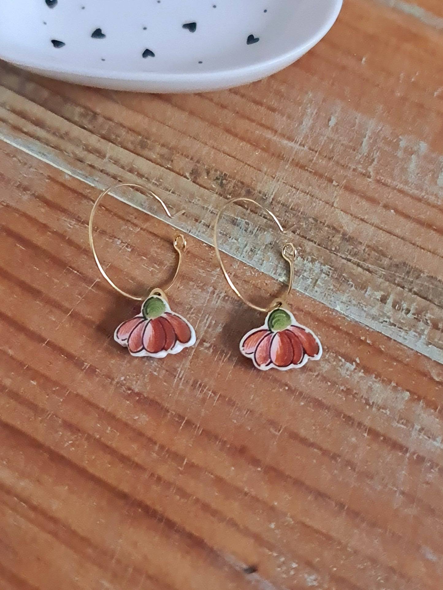 Boucles d'oreilles créoles en acier inoxydable doré - décorées avec un morceau de vaisselle surcyclé - Forme fleur - Fleur rouge