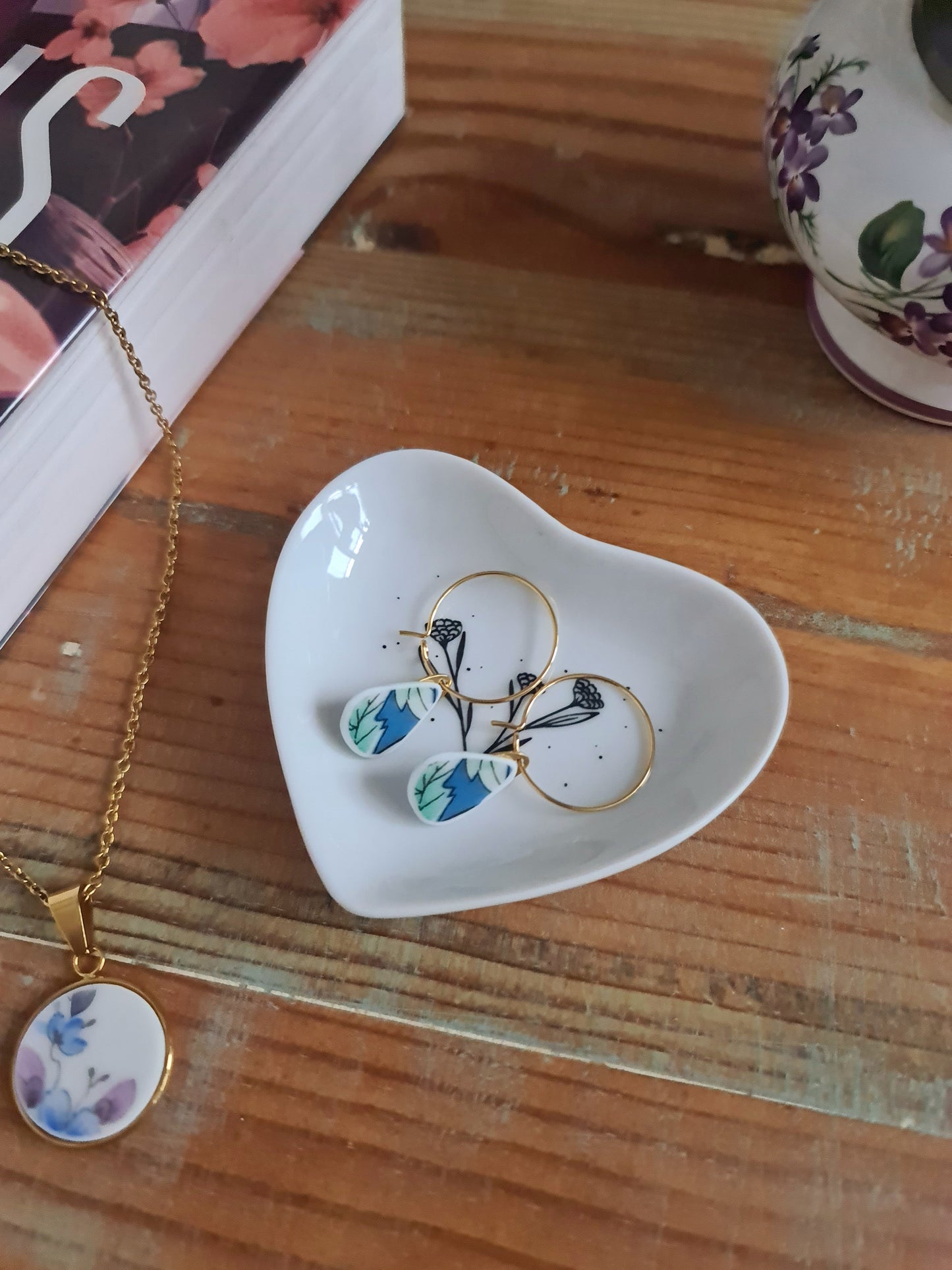 Boucles d'oreilles créoles en acier inoxydable doré - décorées avec un morceau de vaisselle surcyclé - Forme goutte - Feuillage