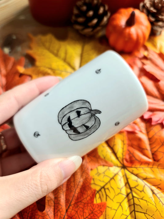 Tasse haute chinée en céramique - décor Citrouilles peint à la main