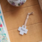 Médaillon trèfle en porcelaine - décor Prénom Emma peint à la main
