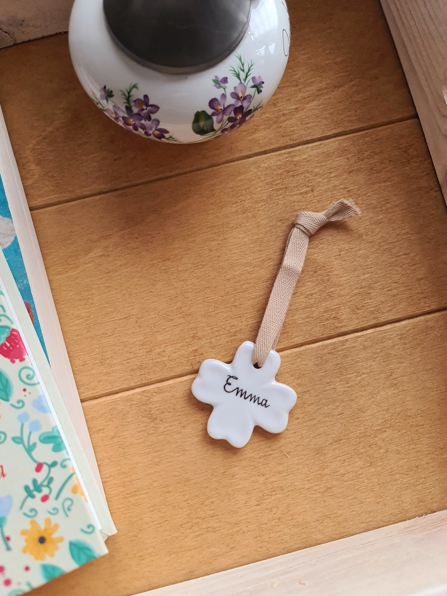 Médaillon trèfle en porcelaine - décor Prénom Emma peint à la main
