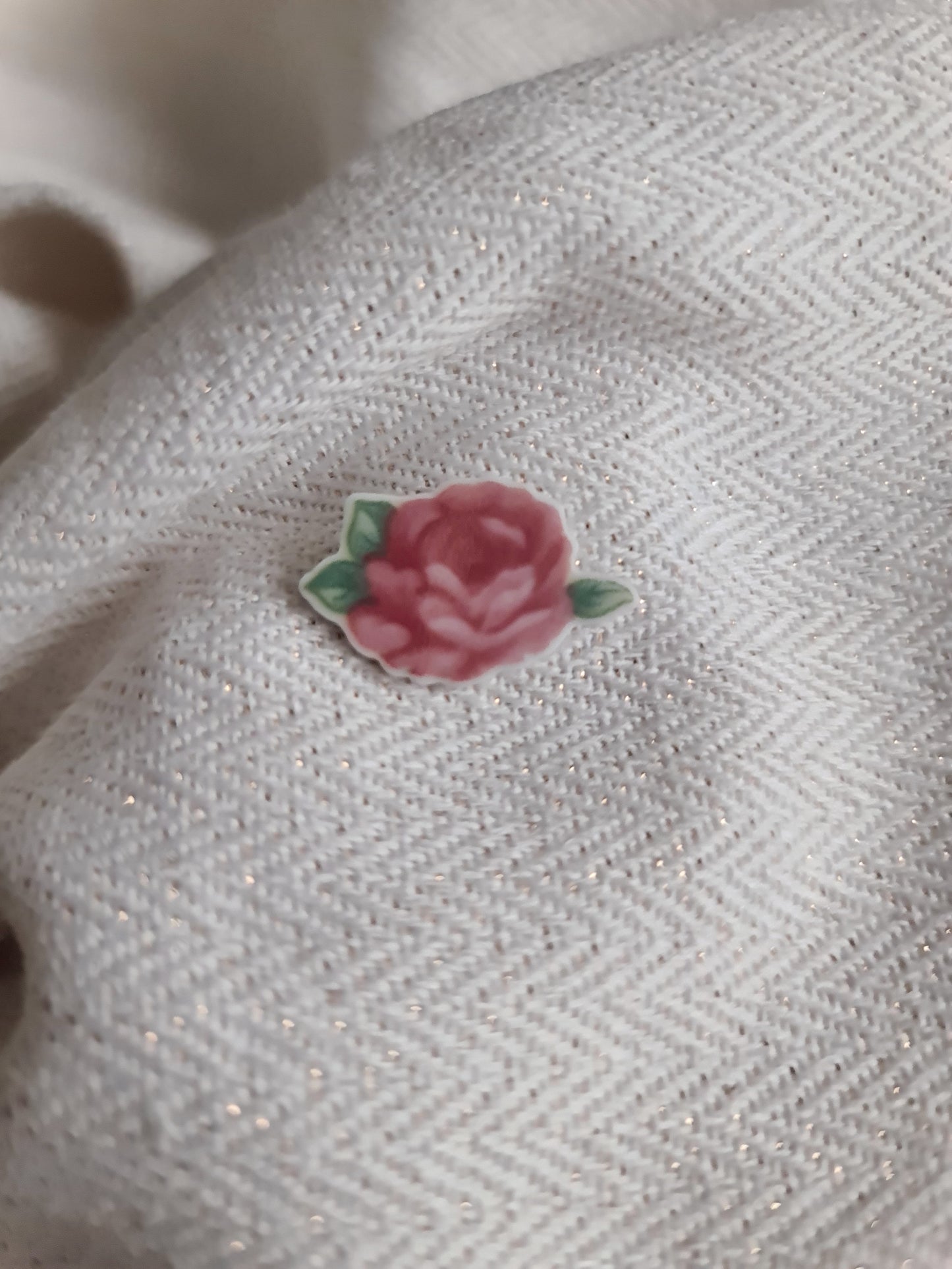 Pin's en Fer rhodié - décoré à partir de vaisselle - Forme fleur - Grande rose