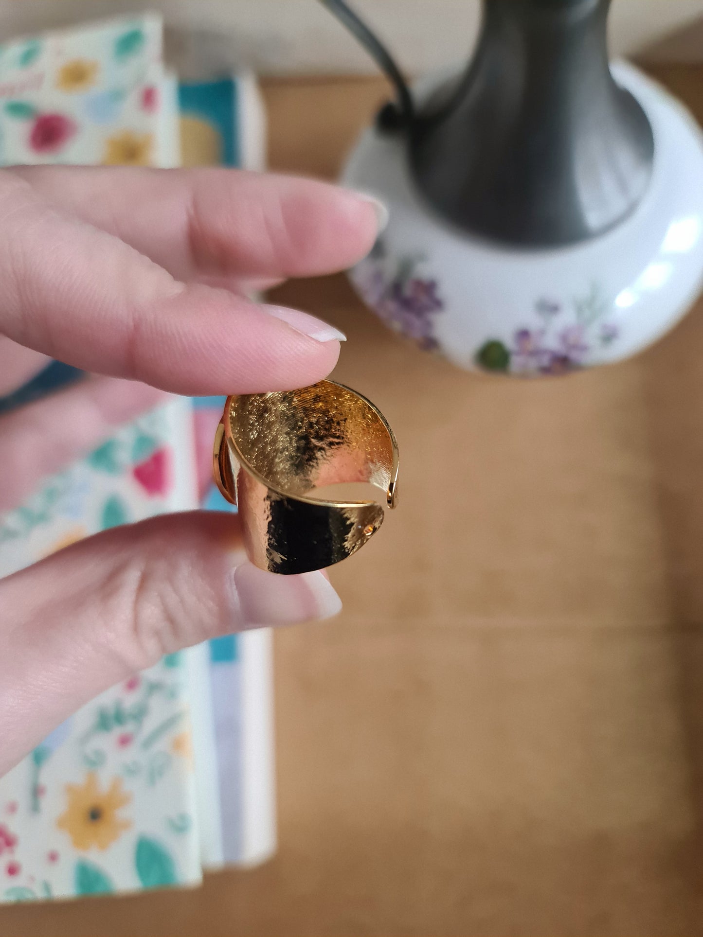 Bague martelée en Laiton Doré à l'Or Fin - décorée à partir de vaisselle - Petites fleurs jaunes orangées
