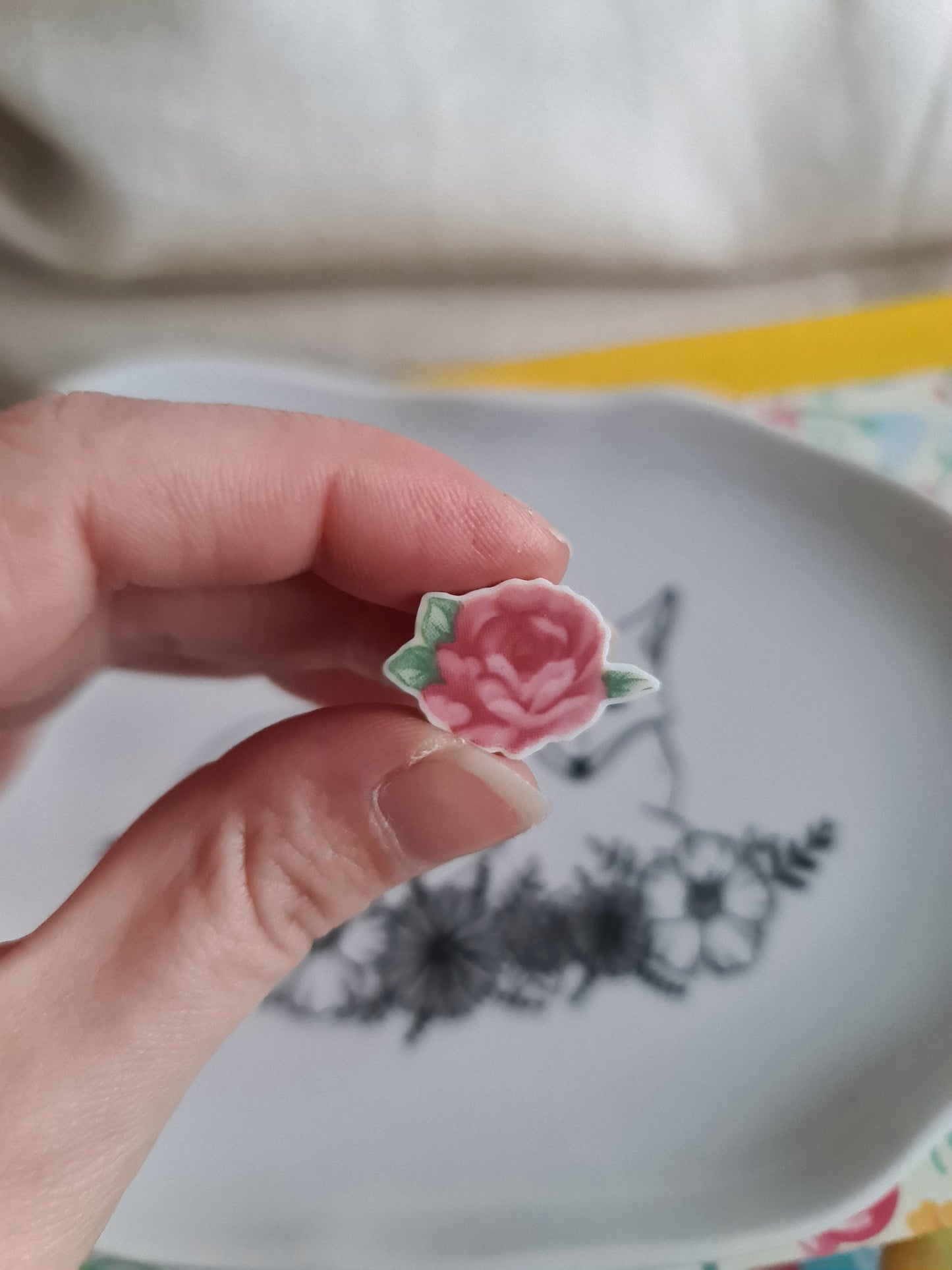 Pin's en Laiton Doré à l'Or Fin - décoré à partir de vaisselle - Forme fleur - Grande rose