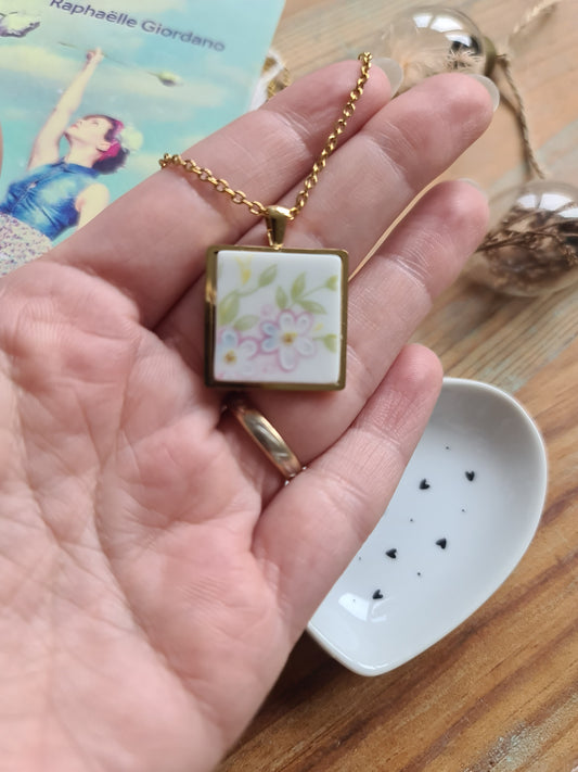 Collier carré en acier inoxydable doré - décoré avec un morceau de vaisselle surcyclé - Fleurs blanches et roses