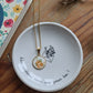 Collier rond en acier inoxydable doré - décoré avec un morceau de vaisselle surcyclé - Fleurs jaunes et oranges