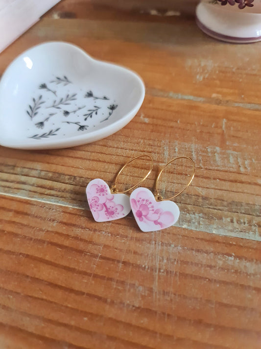 Boucles d'oreilles créoles en acier inoxydable doré - décorées avec un morceau de vaisselle surcyclé - Forme cœur - Fleurs roses