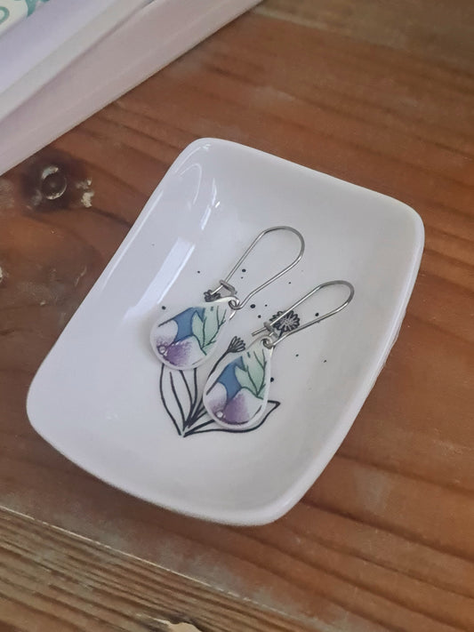 Boucles d'oreilles crochets fermés en acier inoxydable - décorées avec un morceau de vaisselle surcyclé - Forme goutte - Fleur violette Feuillage