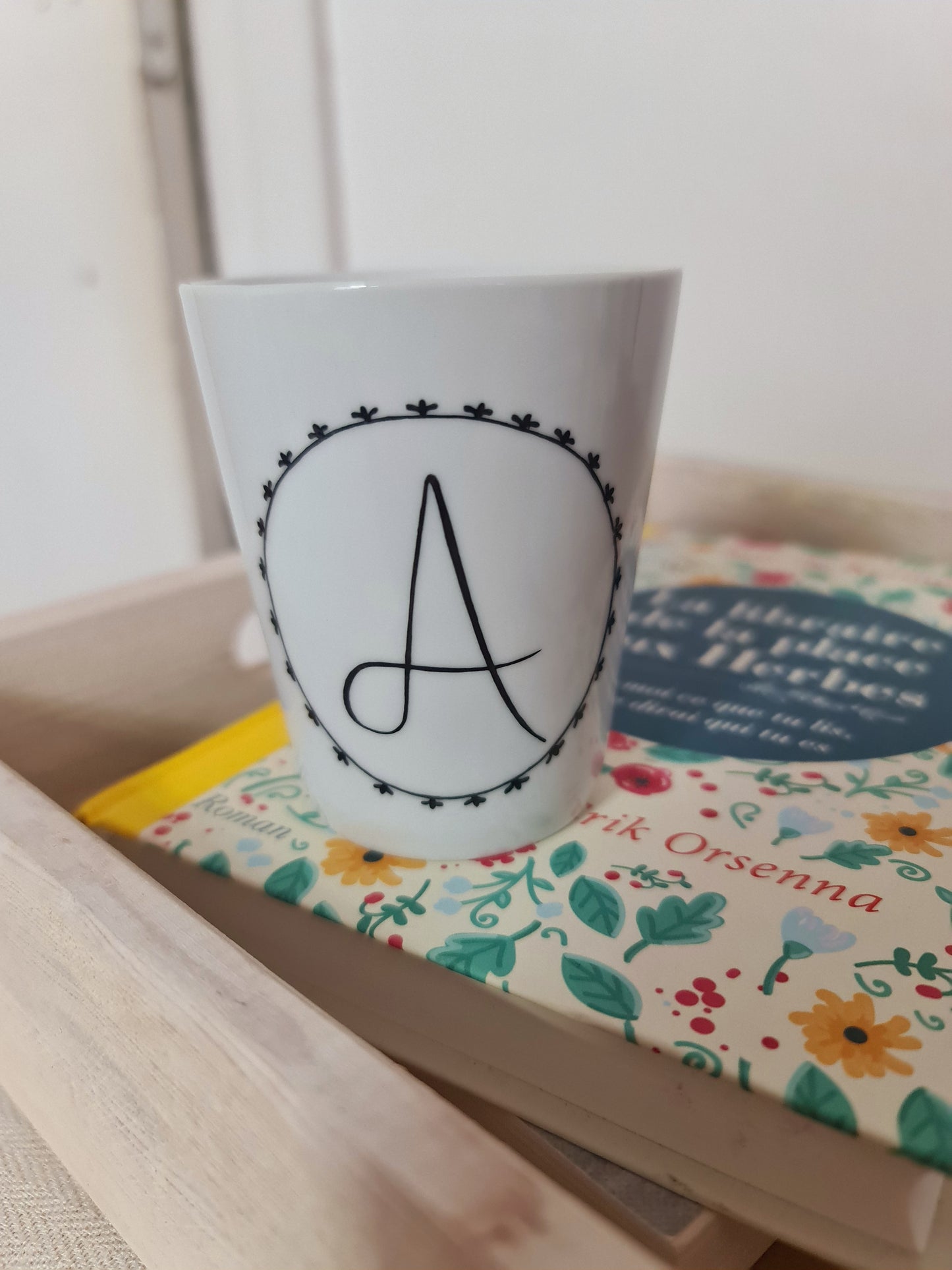 Gobelet en porcelaine - décor Couronne Initiale "A" peint à la main