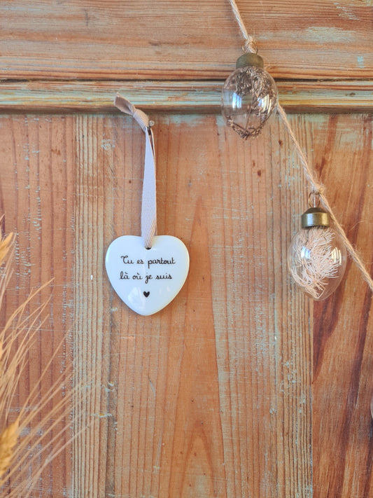 Médaillon cœur en porcelaine - décor Tu es partout là où je suis Cœur peint à la main