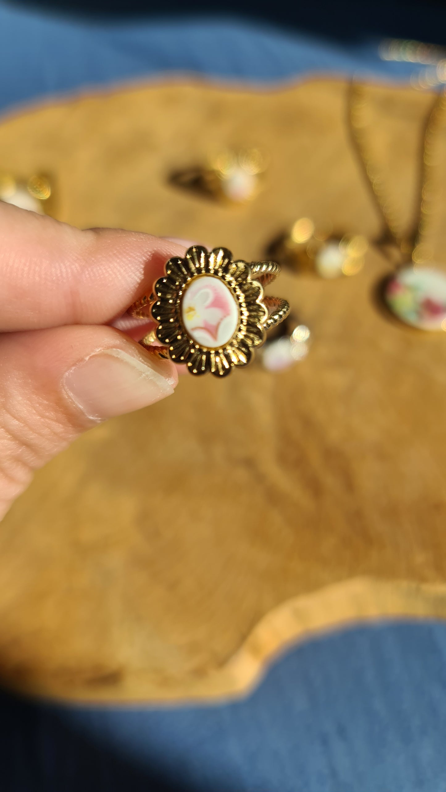Bague fleur tréssée en Acier inoxydable doré - décorée à partir de vaisselle - Fleurs blanches