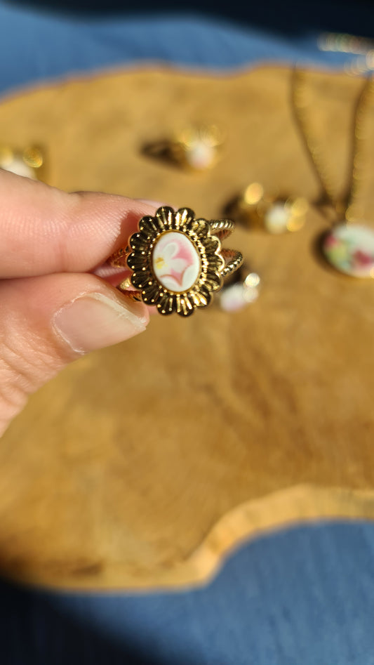 Bague fleur tréssée en Acier inoxydable doré - décorée à partir de vaisselle - Fleurs blanches