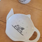 Repose sachet de thé en porcelaine - décor pile de livres peint à la main