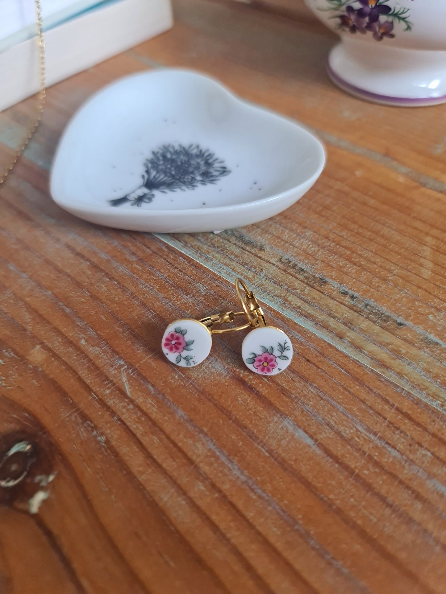 Boucles d'oreilles dormeuses en acier inoxydable doré - décorées avec un morceau de vaisselle surcyclé - Petites fleurs roses