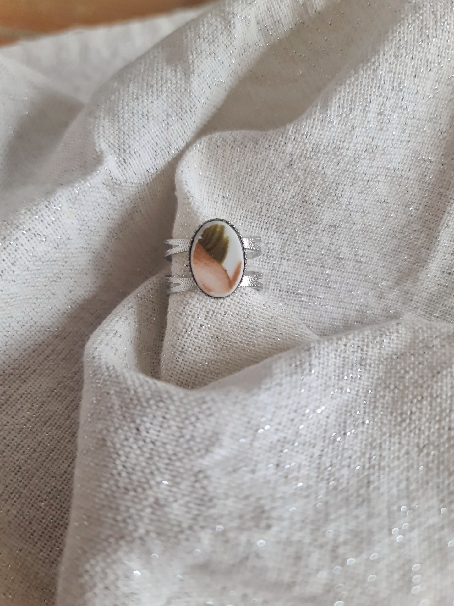 Bague large en Acier inoxydable - décorée à partir de vaisselle - Fleur beige