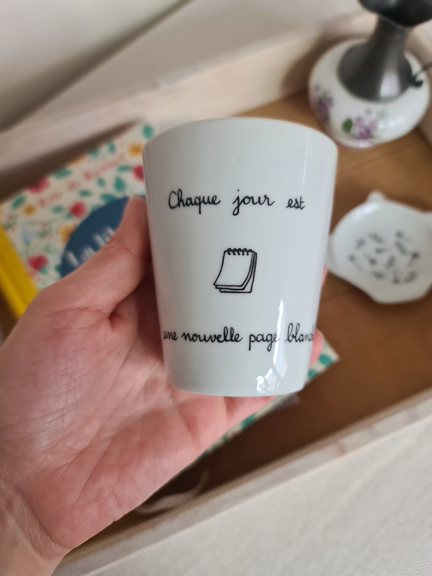 Gobelet en porcelaine - décor Bloc note "Chaque jour est une nouvelle page blanche" peint à la main