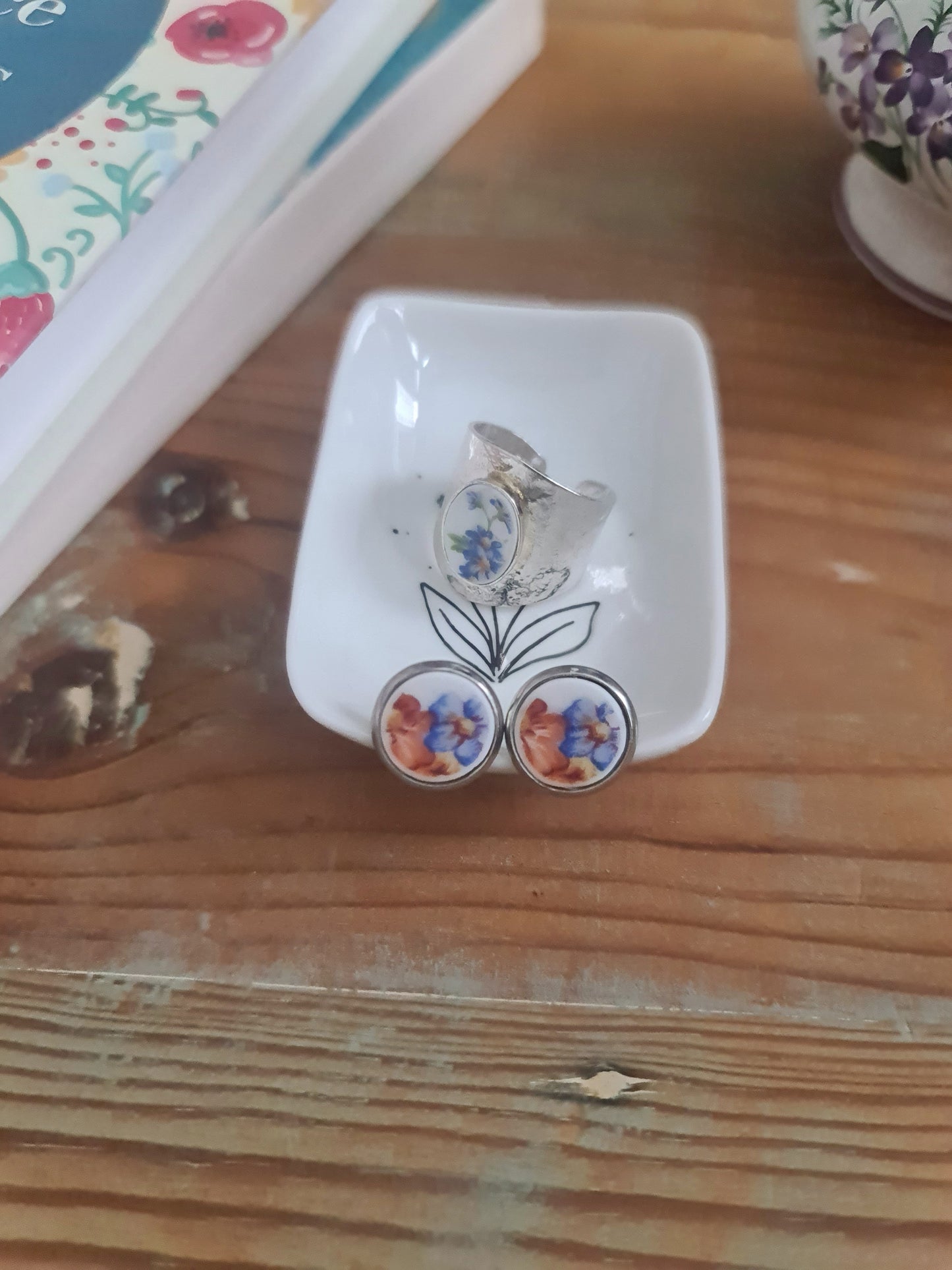 Boucles d'oreilles puce en acier inoxydable - décorées avec un morceau de vaisselle surcyclé - Bouquet de fleurs