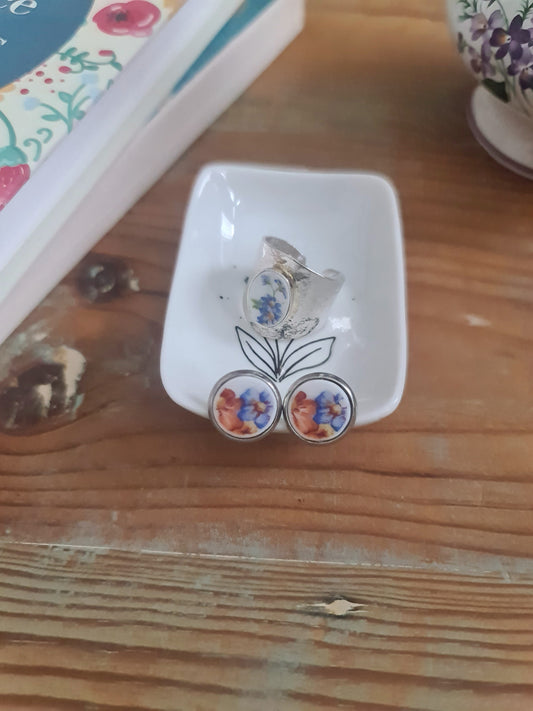 Boucles d'oreilles puce en acier inoxydable - décorées avec un morceau de vaisselle surcyclé - Bouquet de fleurs