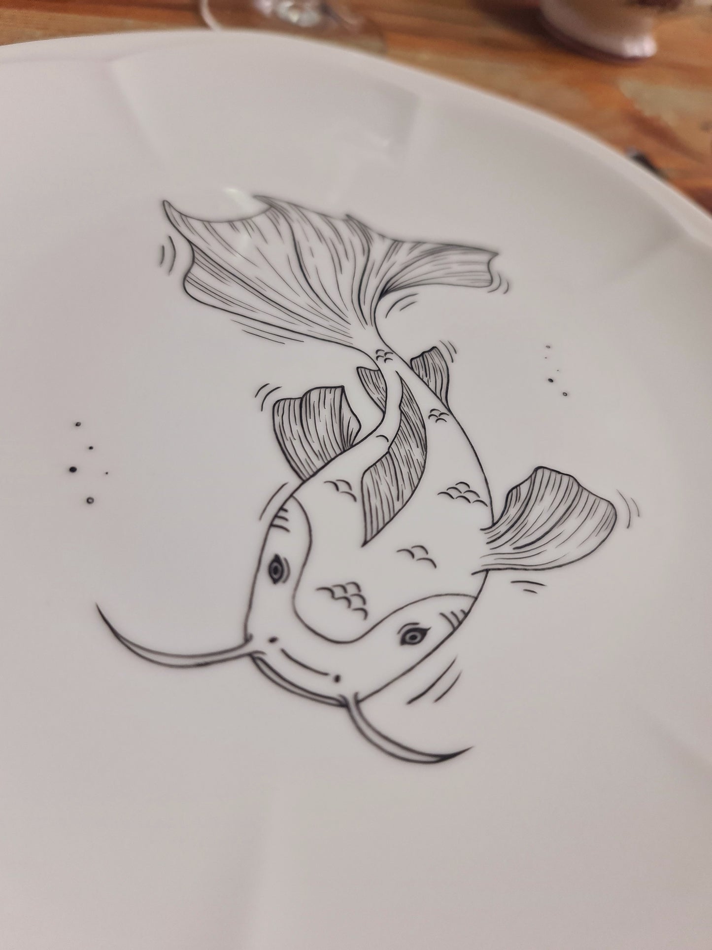 Assiette en porcelaine - décor Poisson chat peint à la main