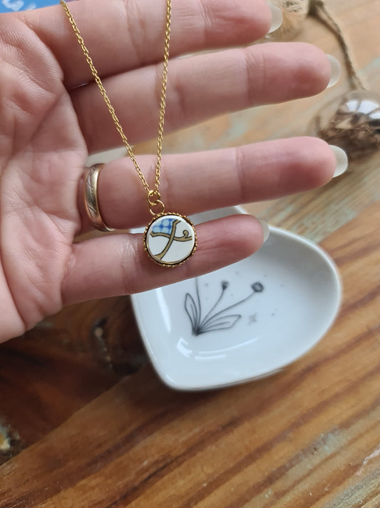 Collier rond couronne en acier inoxydable doré - décoré avec un morceau de vaisselle surcyclé - Arabesques