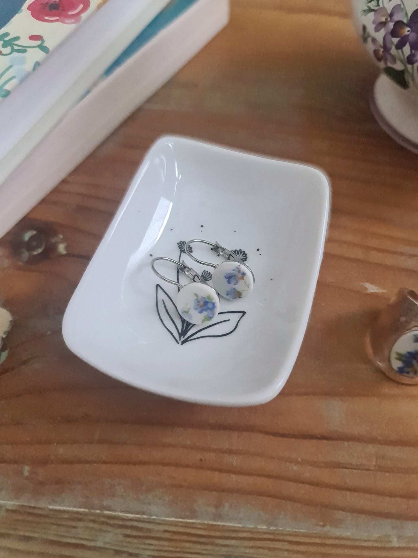 Boucles d'oreilles dormeuses en acier inoxydable - décorées avec un morceau de vaisselle surcyclé - Petites fleurs bleues