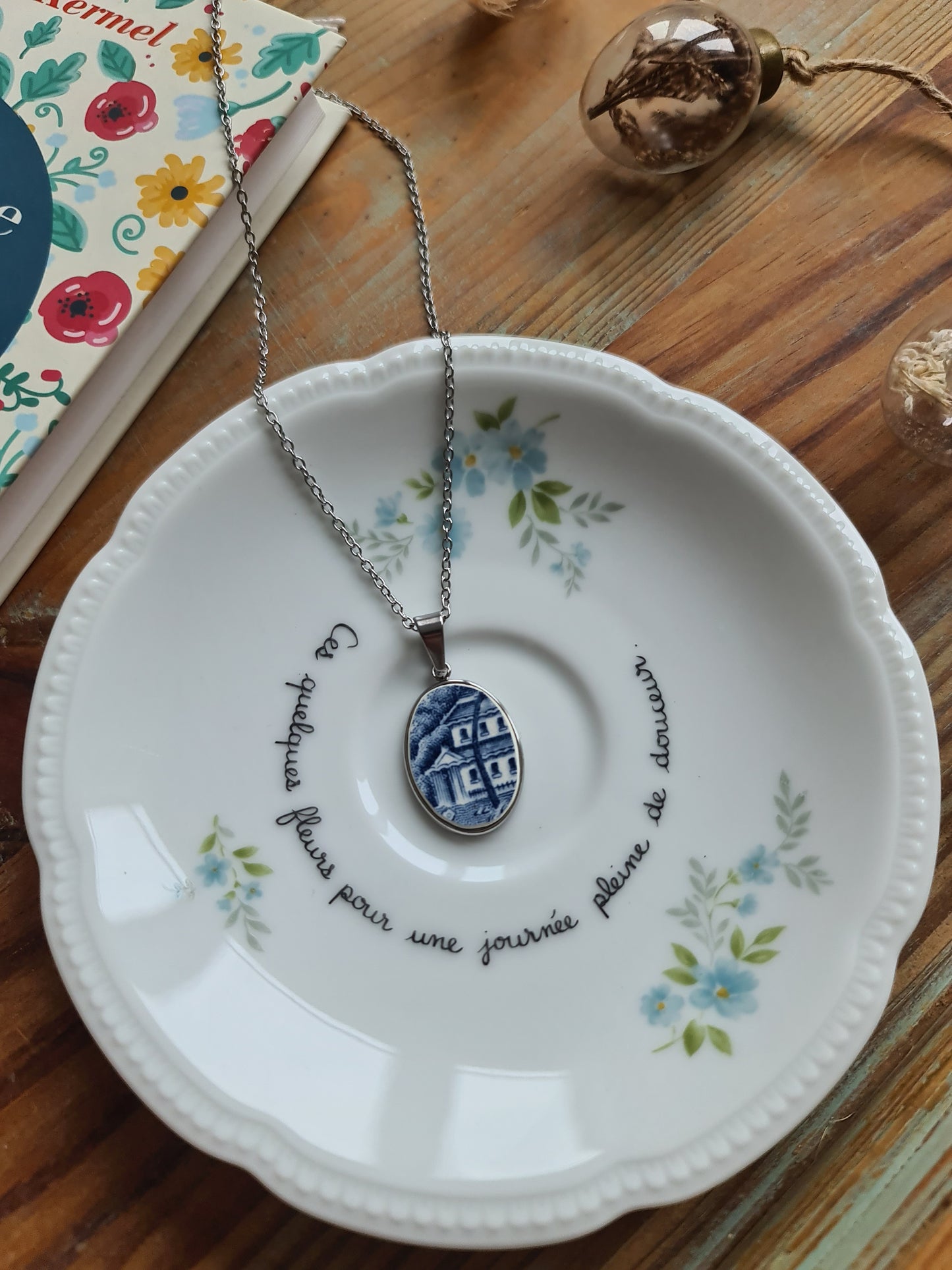 Collier ovale en acier inoxydable - décoré avec un morceau de vaisselle surcyclé - Maison bleue